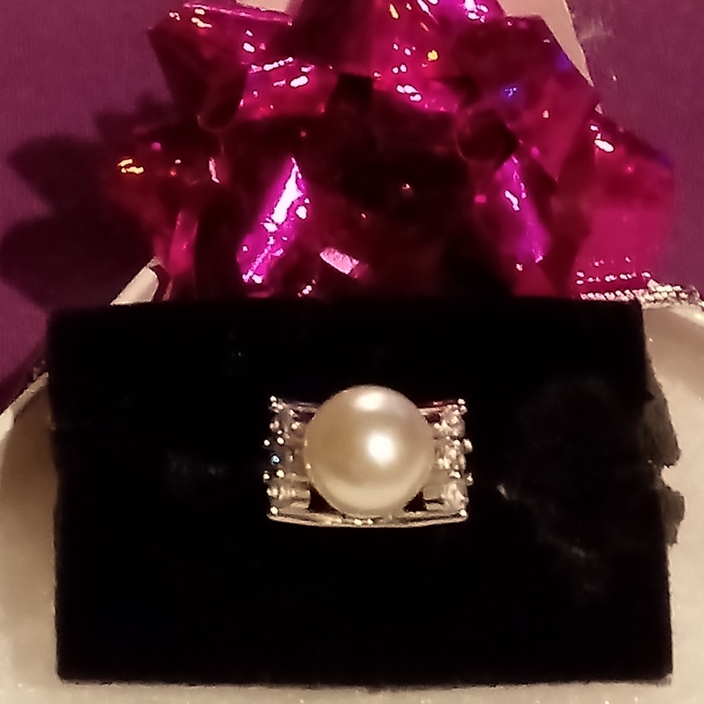 BEAUTIFUL AND POSH FRESHWATER PEARL ON CZ ACCENTED SETTING IN STERLING SILVER